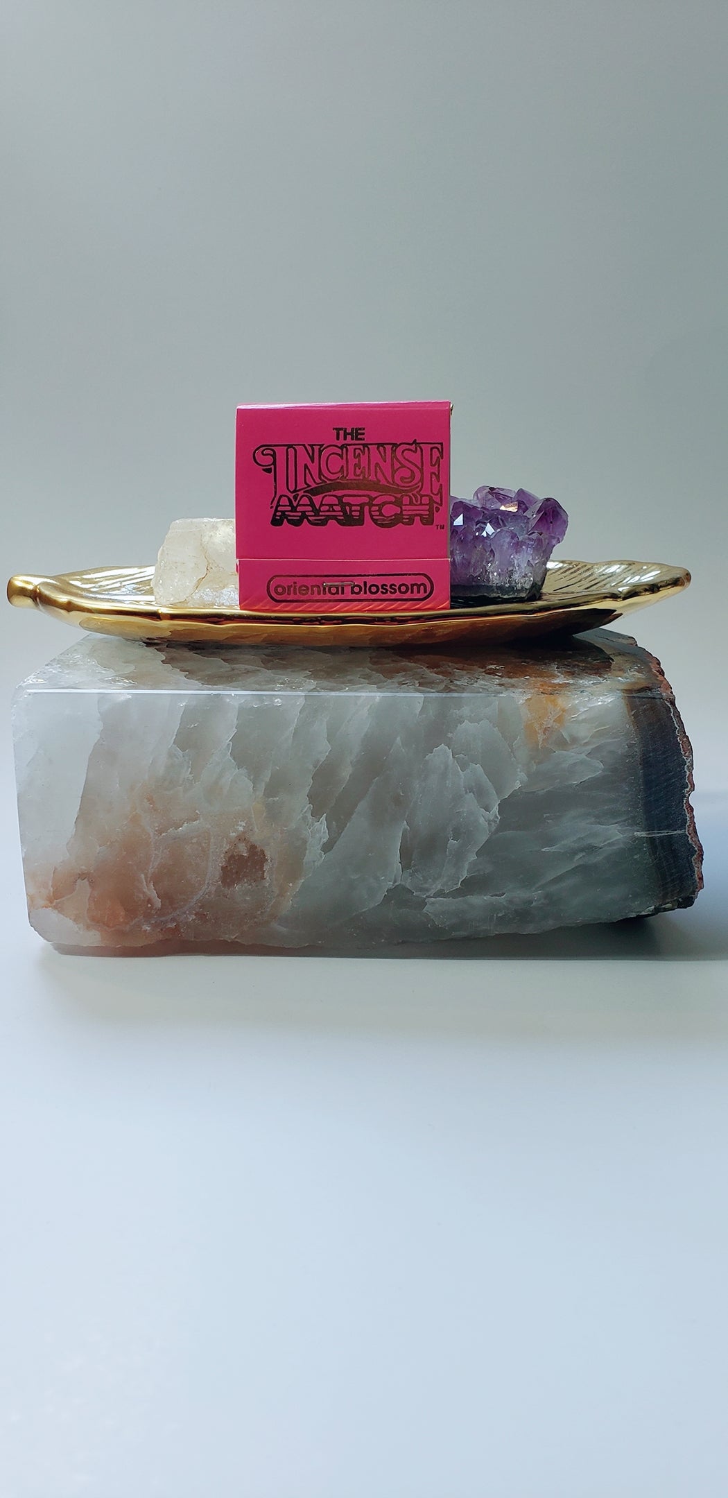 Oriental Blossom: a fresh, subtle, floral scent having lilac and rose qualities, accented with creamy vanilla and soft, almond-like aromas.