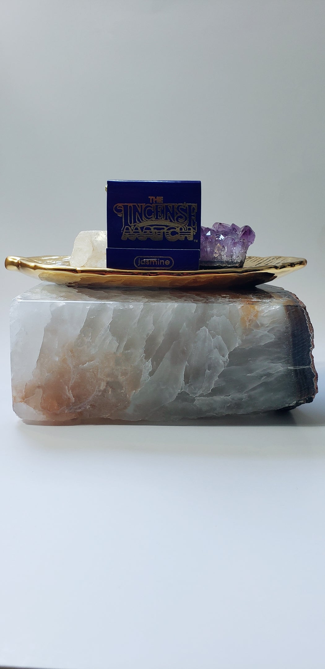 Jasmine: an exotic, rich, sweet floral top note, accompanied by a subtle but rich woody musk.