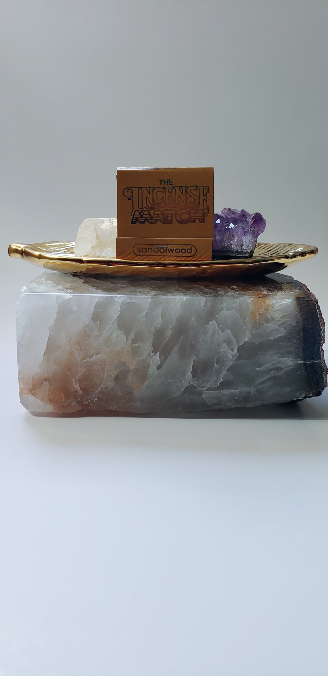 Sandalwood: this grounding and uplifting, deep, woody scent a smells like a mix of floral, rich, balsamic, soft and sweet accents. 